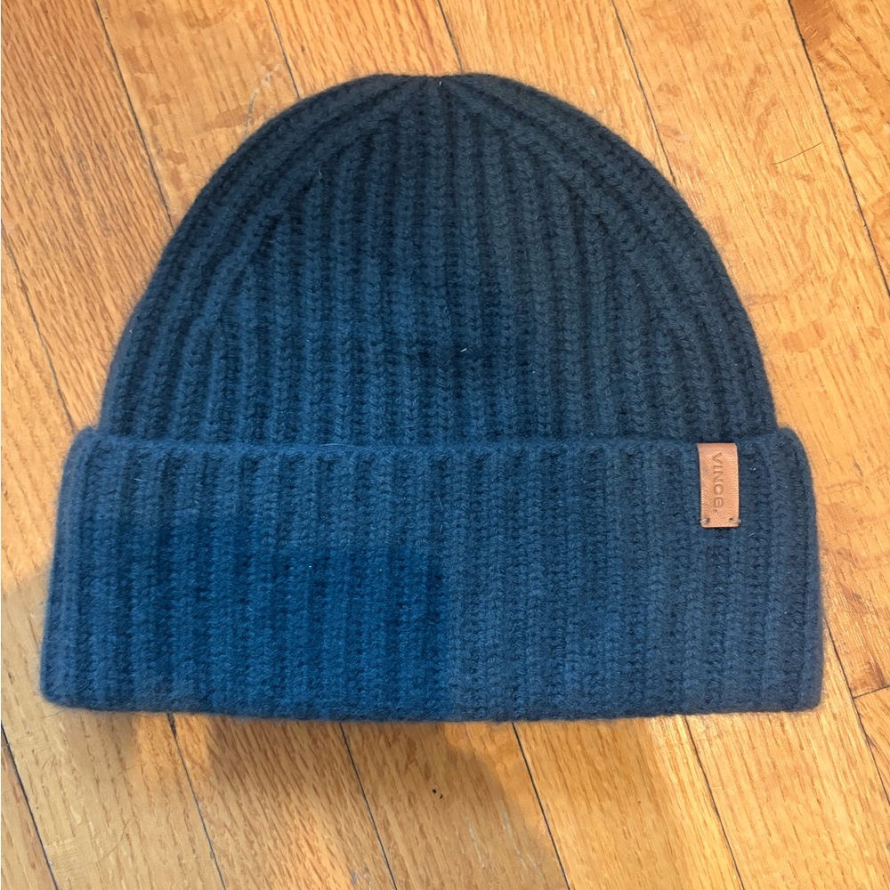 Vince Chunky Blue Beanie. 100% cashmere.